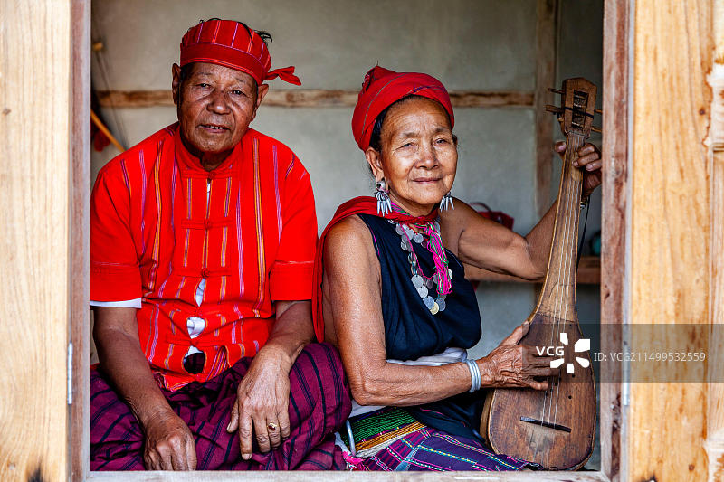 缅甸克耶邦垒固的克耶族老年夫妇图片素材
