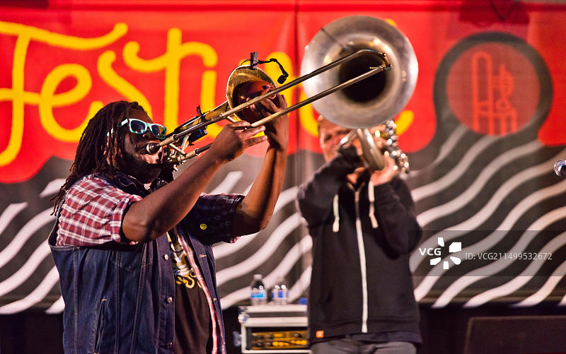 新奥尔良无废话铜管乐队在第61届蒙特雷爵士音乐节花园舞台上表演 - 加利福尼亚州蒙特雷图片素材