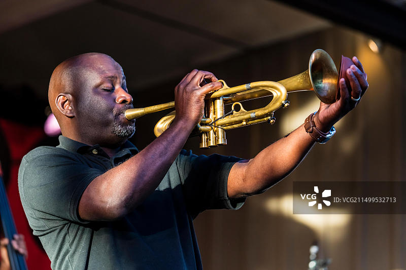 查尔顿·辛格尔顿在加利福尼亚州蒙特雷爵士音乐节60周年上为RANKY TANKY演奏小号图片素材