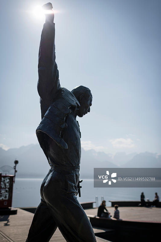 英国摇滚乐队皇后乐队已故歌手弗雷迪·默丘里雕像，位于瑞士蒙特勒日内瓦湖湖畔，2017年3月17日图片素材