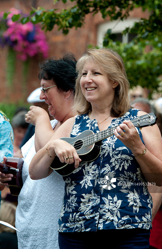 弹奏复古吉普森尤克里里的女人图片素材