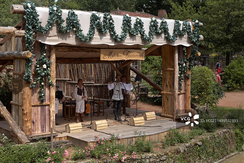 法国旺代莱塞佩斯：狂人国主题公园的传统音乐家图片素材