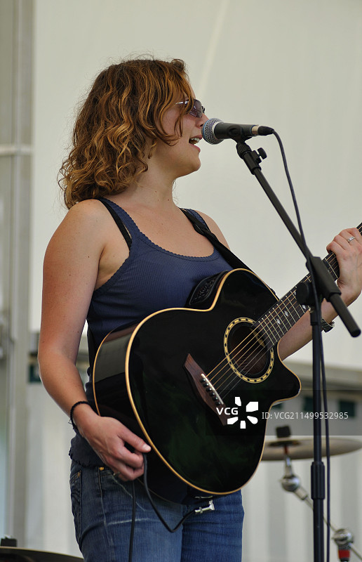 在英国莱明顿和平节上弹吉他的妇女图片素材