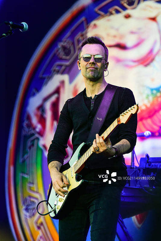 史蒂夫·米勒乐队吉他手雅各布·彼得森在加利福尼亚州雷东多海滩的BEACHLIFE音乐节舞台上图片素材