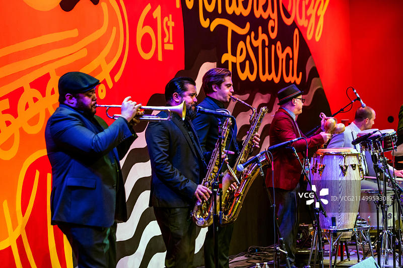 乔恩·巴蒂斯特在蒙特雷爵士音乐节主舞台表演图片素材