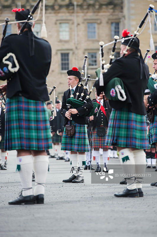 男性风笛手在苏格兰开尔索弗洛尔斯城堡演奏图片素材