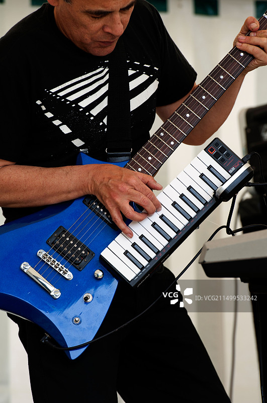 英国沃里克郡利明顿和平节上乐队中的吉他与键盘手图片素材