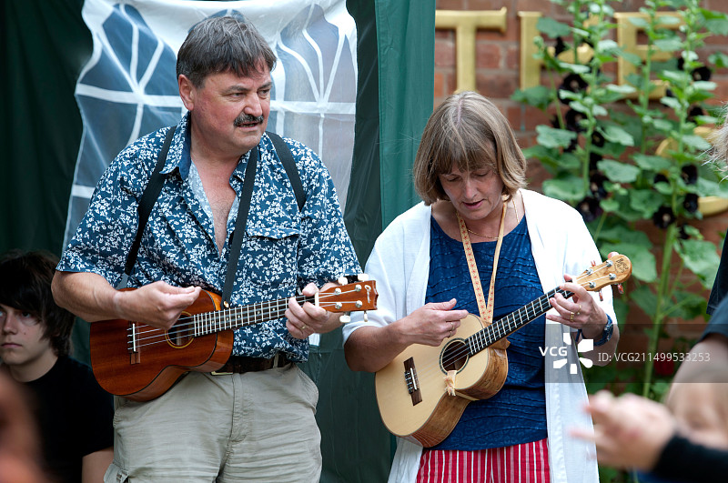人们弹奏尤克里里图片素材