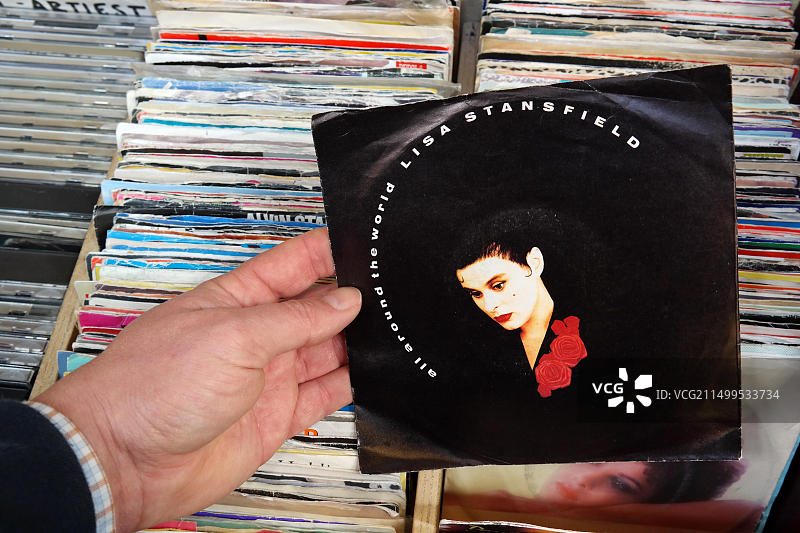 丽莎·斯坦斯菲尔德，《环游世界》图片素材