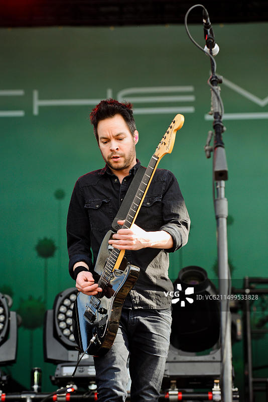Chevelle乐队吉他手兼主唱Pete Loeffler在2015年卡罗莱纳叛乱怪物能量音乐节上表演图片素材