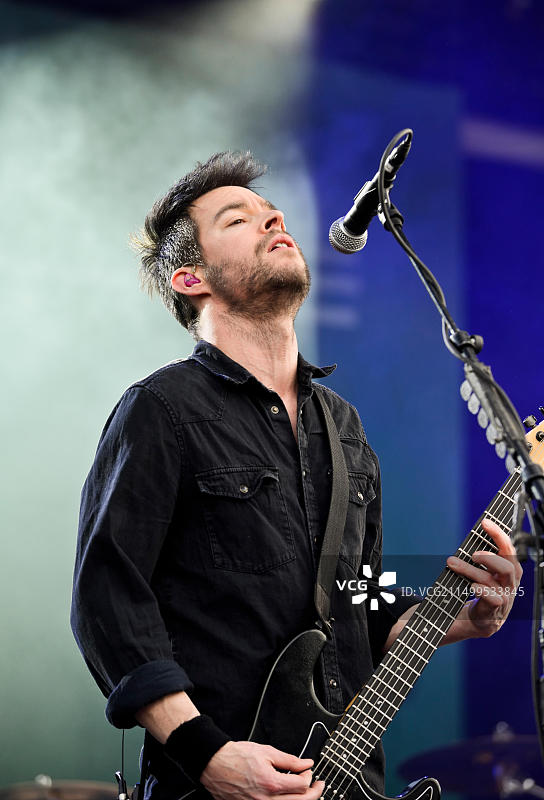 Chevelle乐队吉他手兼主唱Pete Loeffler在2015年卡罗莱纳叛乱怪物能量音乐节上表演图片素材