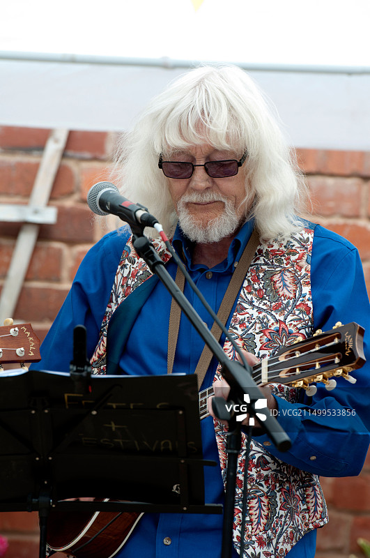 男子弹奏八弦尤克里里图片素材