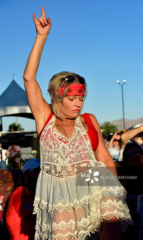 音乐会观众在舞台前随着音乐起舞图片素材