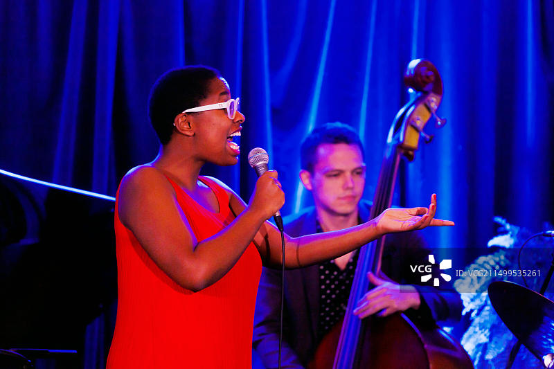 塞西尔·麦克洛林·萨尔万特在第57届蒙特雷爵士音乐节联欢晚会上演唱图片素材