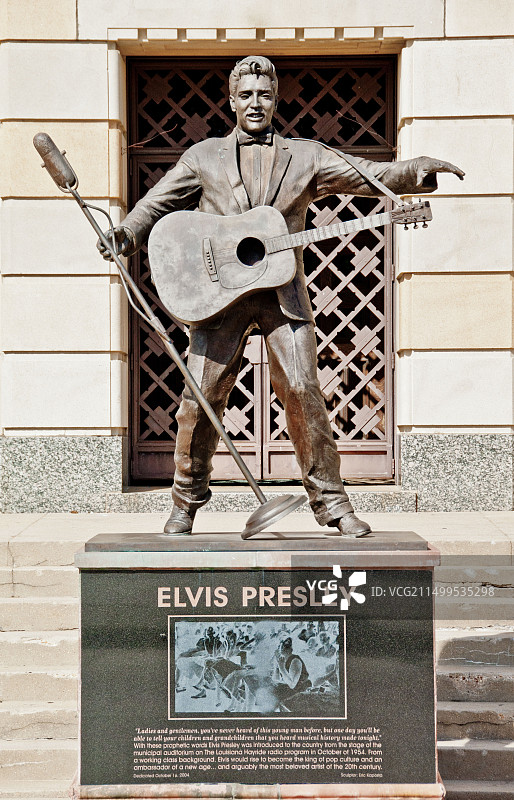 埃里克·卡波斯塔的埃尔维斯·普雷斯利雕像，什里夫波特市政纪念礼堂和星光舞台博物馆，美国路易斯安那州图片素材