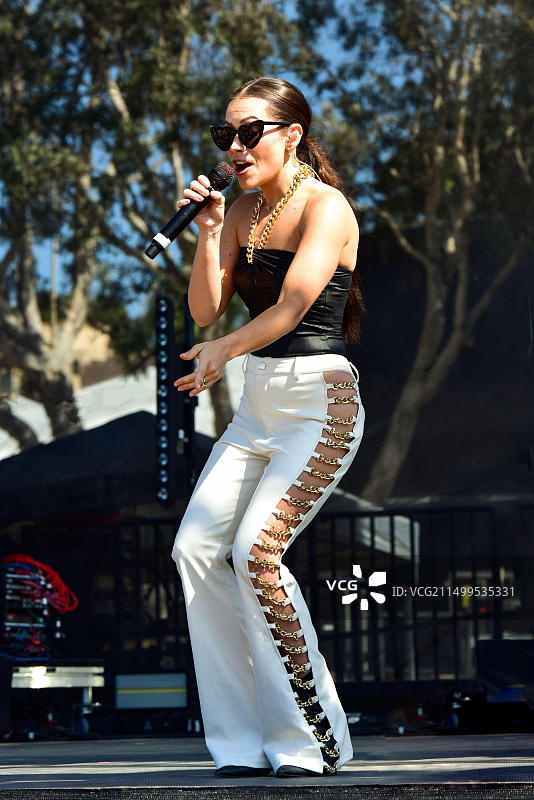 2022年9月18日，加利福尼亚州雷东多海滩 - Maddie and Tae乐队的Tae Dye在BeachLife Ranch音乐节上表演（摄影：Ken Howard/Alamy）图片素材