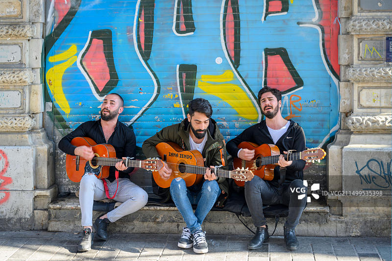 土耳其伊斯坦布尔独立大街的街头音乐人（步行购物区）图片素材