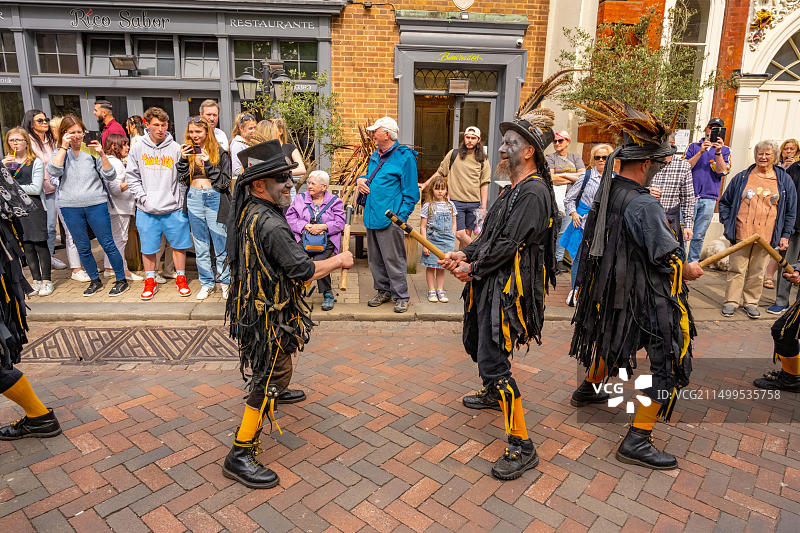 2023年扫帚节期间罗切斯特大街上的莫里斯舞者图片素材