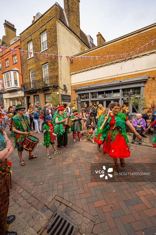 2023年扫帚节期间罗切斯特大街上的莫里斯舞者图片素材