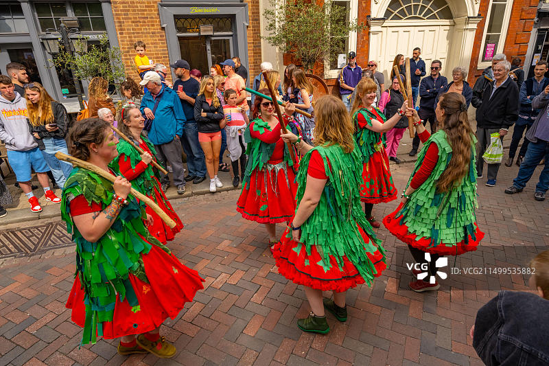2023年扫帚节期间罗切斯特大街上的莫里斯舞者图片素材