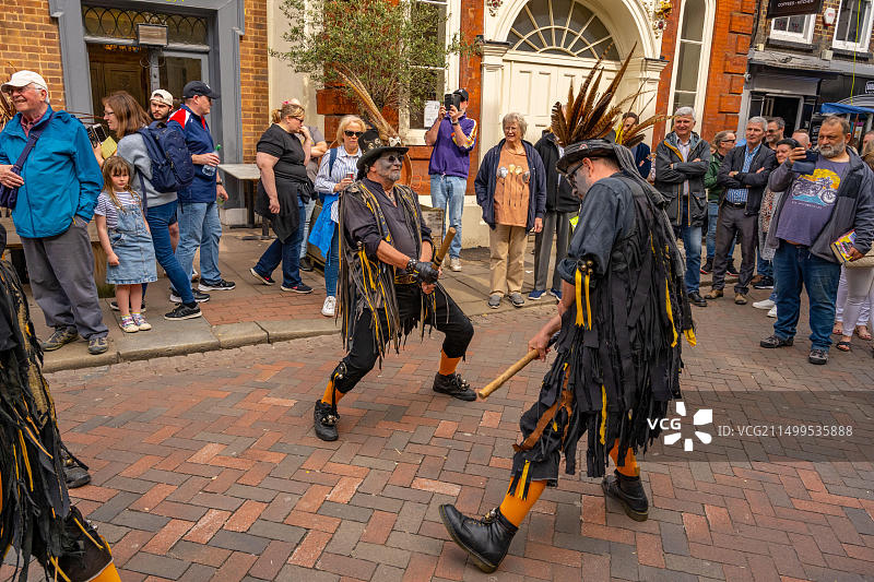 2023年扫帚节期间罗切斯特大街上的莫里斯舞者图片素材