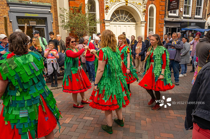 2023年扫帚节期间罗切斯特大街上的莫里斯舞者图片素材