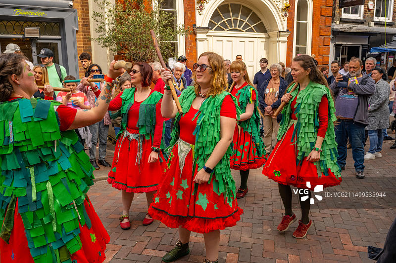 2023年扫帚节期间罗切斯特大街上的莫里斯舞者图片素材
