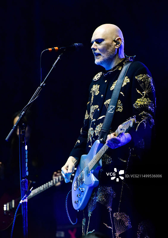 美国加利福尼亚州雷东多海滩：沙滩生活音乐节第二天，Smashing Pumpkins乐队主唱Billy Corgan在舞台上图片素材