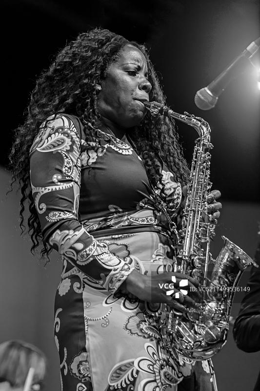 蒂亚·富勒在第61届蒙特雷爵士音乐节上与英格丽·詹森同台演出- 加利福尼亚州蒙特雷图片素材