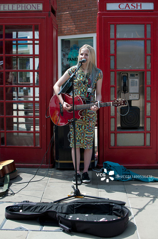 在英国斯特拉特福表演的女孩图片素材
