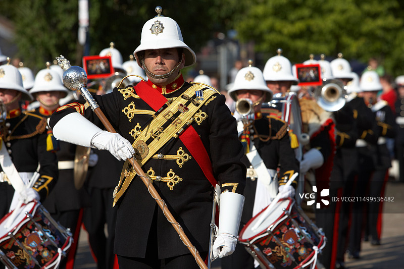 英国皇家海军陆战队苏格兰乐队的鼓乐队长在2010年武装部队日表演退役仪式图片素材
