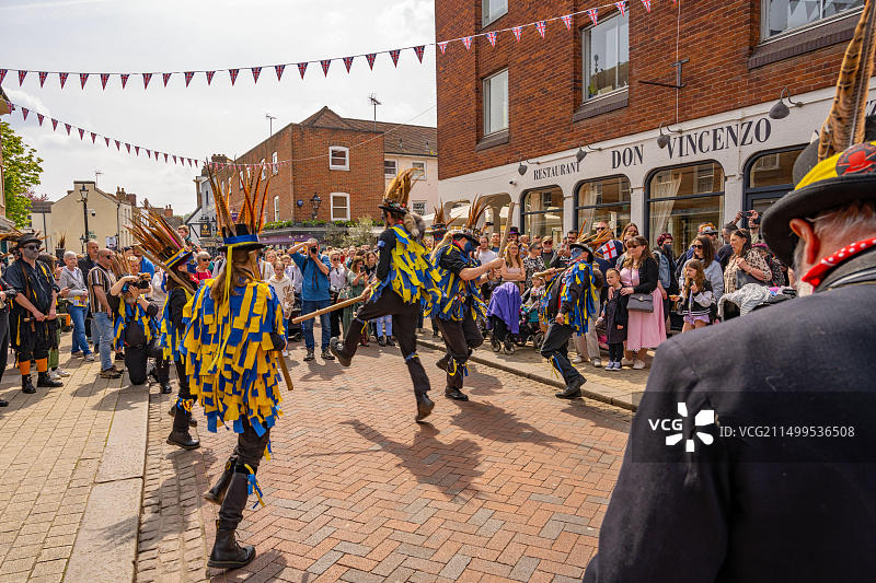 2023年扫帚节期间罗切斯特大街上的莫里斯舞者图片素材