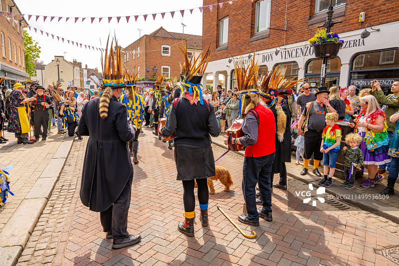 2023年扫帚节期间罗切斯特大街上的莫里斯舞者图片素材