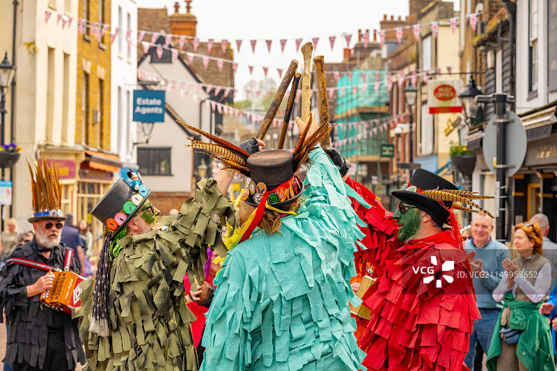 2023年扫帚节期间罗切斯特大街上的莫里斯舞者图片素材