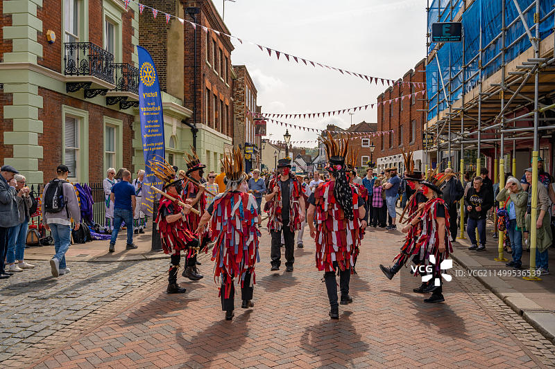 2023年扫帚节期间罗切斯特大街上的莫里斯舞者图片素材