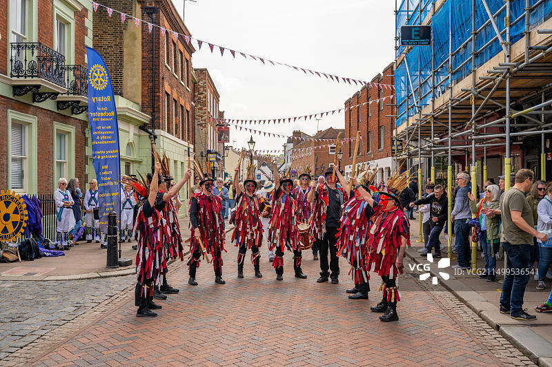 2023年扫帚节期间罗切斯特大街上的莫里斯舞者图片素材