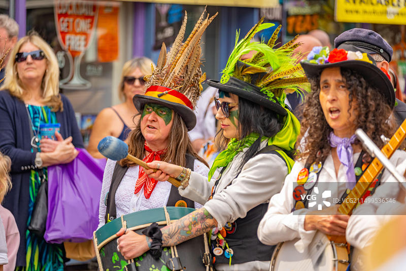 2023年扫帚节期间罗切斯特大街上的莫里斯舞者图片素材