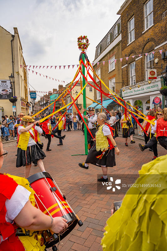 2023扫烟囱节五朔节花柱舞者图片素材