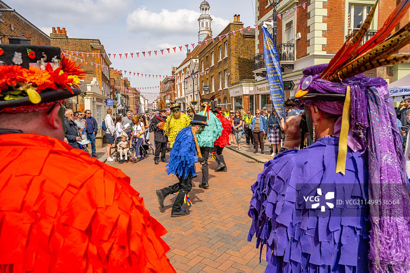 2023年扫帚节期间罗切斯特大街上的莫里斯舞者图片素材
