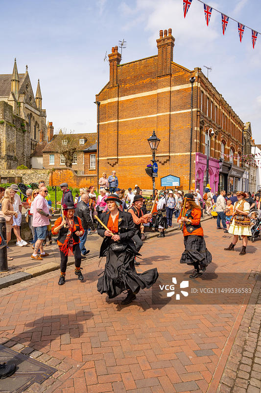 2023年扫帚节期间罗切斯特大街上的莫里斯舞者图片素材