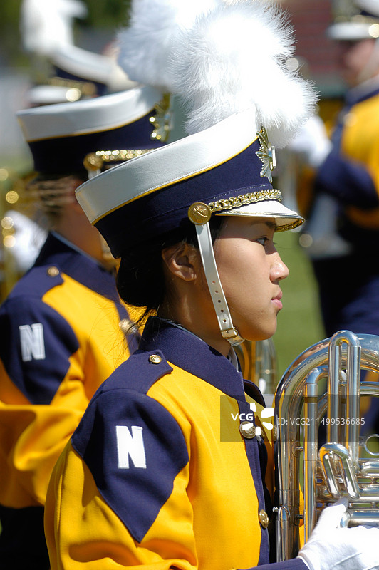 美国高中军乐队在足球比赛中场表演图片素材