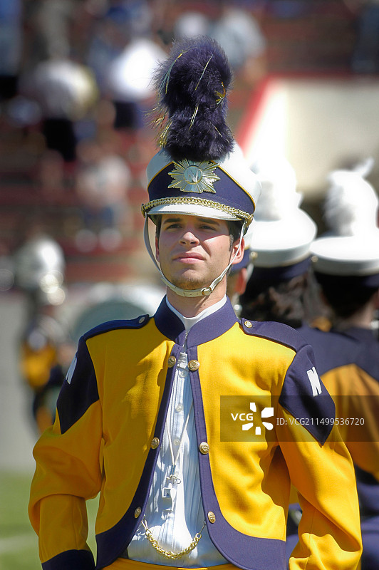 美国高中军乐队在足球比赛中场表演图片素材