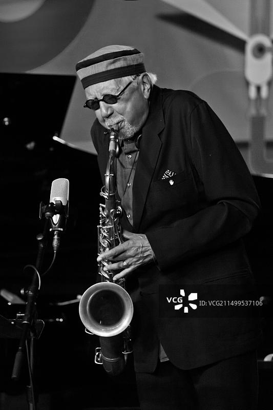查尔斯·劳埃德与杰拉尔德·克莱顿在蒙特雷爵士音乐节上表演图片素材
