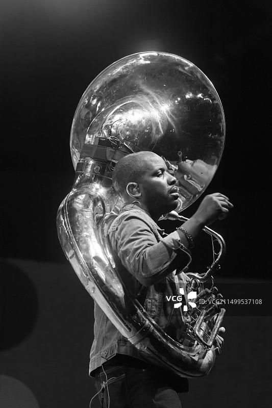 蒙特雷爵士音乐节的主要舞台上的表演图片素材