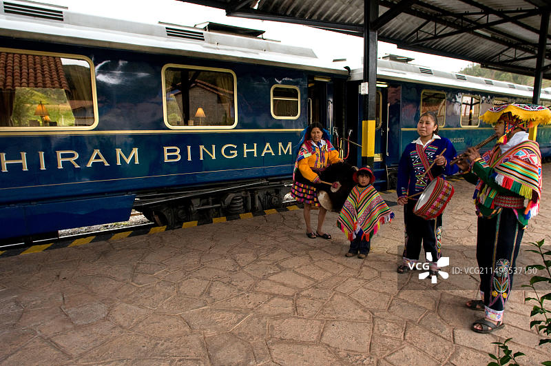 从库斯科到马丘比丘的秘鲁豪华列车，东方快车，贝尔蒙德酒店，身着传统服饰的音乐家和舞者增添光彩图片素材