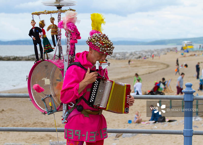 在英国兰开夏郡莫克姆与木偶同乐的音乐家图片素材