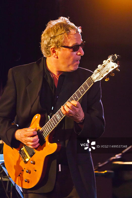 巴里·芬尼蒂在蒙特雷爵士音乐节上为丹尼斯·墨菲乐队演奏吉他 - 加利福尼亚州图片素材