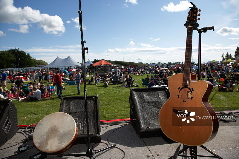 在萨斯卡通夏季户外音乐节舞台上的高峰原声电吉他、博德伦鼓和监听音箱图片素材