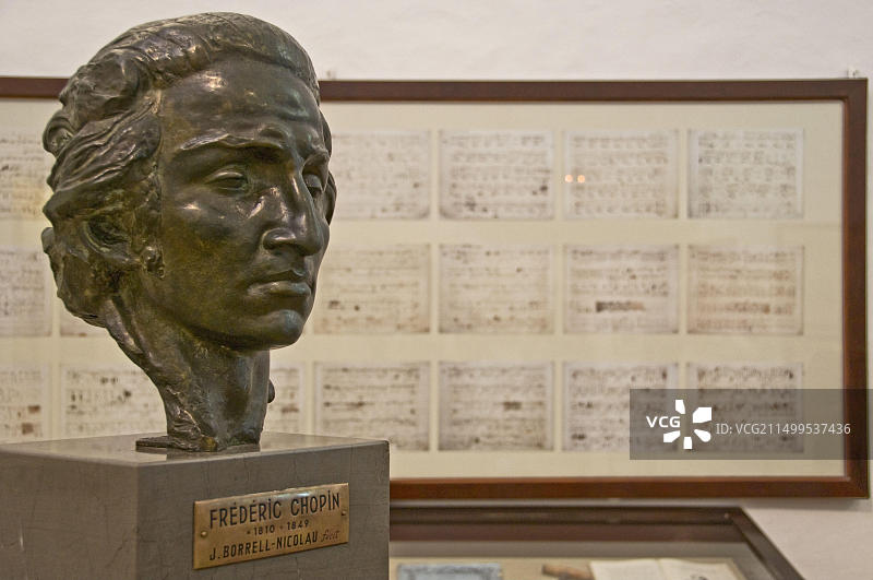 西班牙巴利阿里群岛马略卡岛瓦尔德莫萨卡尔特修道院肖邦半身像和乐谱图片素材