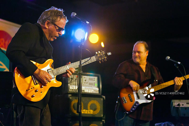 巴里·芬尼蒂在蒙特雷爵士音乐节上为丹尼斯·墨菲乐队演奏吉他 - 加利福尼亚州图片素材